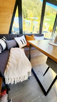 Ein Sitzbereich in der Unterkunft Alptime Tiny Lodge