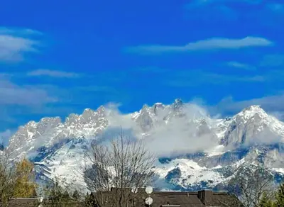 Ein allgemeiner Bergblick oder ein Berglick von der Ferienwohnung aus
