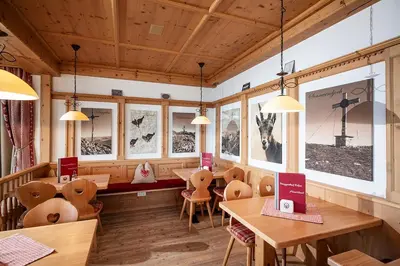 Ein Sitzbereich in der Unterkunft Berggasthof Rofan