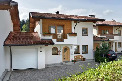 Das Gebäude in dem sich das Ferienhaus befindet