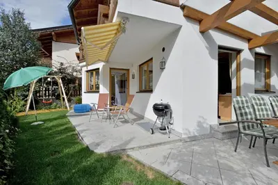 Das Gebäude in dem sich das Ferienhaus befindet