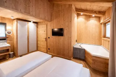 Ein Bett oder Betten in einem Zimmer der Unterkunft SportLodge BIKE Suite - by AlpenLuxus Collection