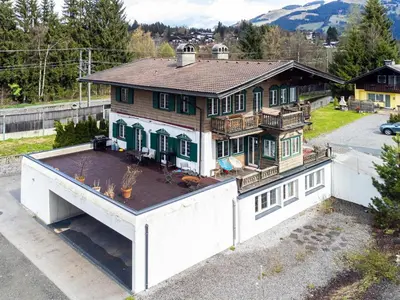 Das Gebäude in dem sich das Ferienhaus befindet