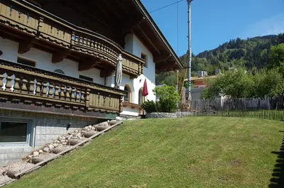Ein allgemeiner Bergblick oder ein Berglick von des Ferienhauses aus