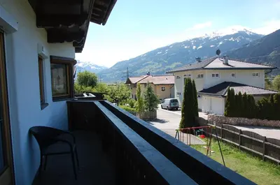 Ein allgemeiner Bergblick oder ein Berglick von des Ferienhauses aus