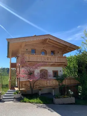 Das Gebäude in dem sich das Ferienhaus befindet