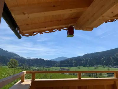 Ein allgemeiner Bergblick oder ein Berglick von des Ferienhauses aus