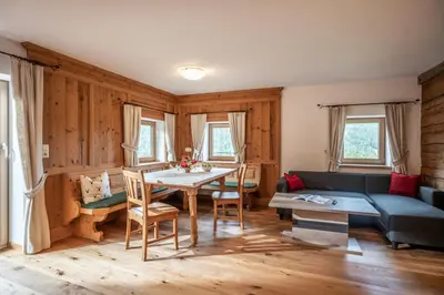 Ein Sitzbereich in der Unterkunft Ferienwohnung Schwabegghof