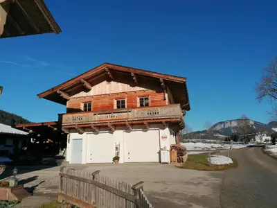 Das Gebäude in dem sich das Ferienhaus befindet