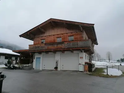 Das Gebäude in dem sich das Ferienhaus befindet
