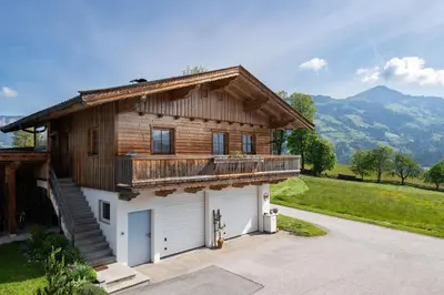 Ein allgemeiner Bergblick oder ein Berglick von des Ferienhauses aus