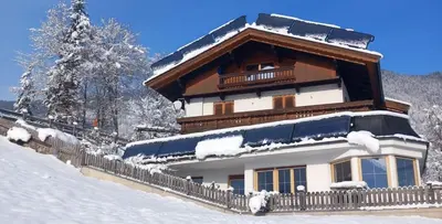 Haus am Waldrand im Winter
