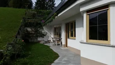 Ein Garten an der Unterkunft Haus am Waldrand