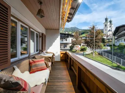 Ein allgemeiner Bergblick oder ein Berglick von des Ferienhauses aus