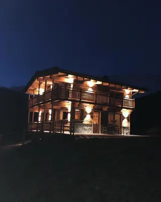 Das Gebäude in dem sich das Ferienhaus befindet