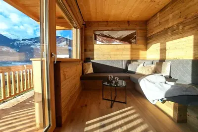 Ein Sitzbereich in der Unterkunft Chalet - Das Schrofen