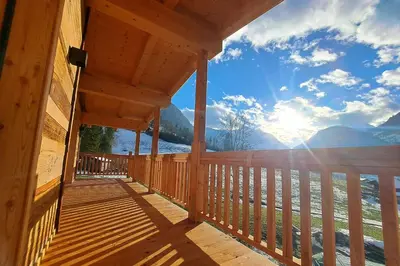 Ein allgemeiner Bergblick oder ein Berglick von des Ferienhauses aus