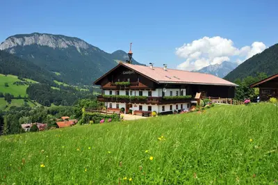 Ein allgemeiner Bergblick oder ein Berglick von des Bauernhofs aus