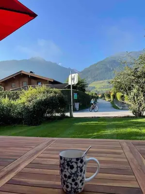 Ein allgemeiner Bergblick oder ein Berglick von des Ferienhauses aus