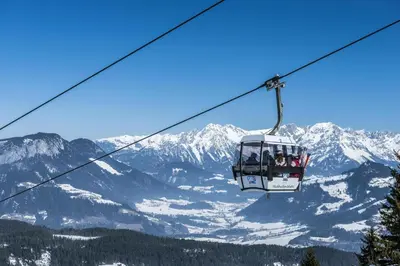 Ein allgemeiner Bergblick oder ein Berglick von des Bauernhofs aus