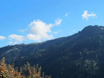 Ein allgemeiner Bergblick oder ein Berglick von des Bauernhofs aus