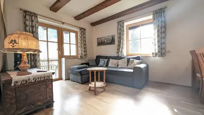 Ein Sitzbereich in der Unterkunft Chalet Apartments Ferius inklusive Jokercard im Sommer