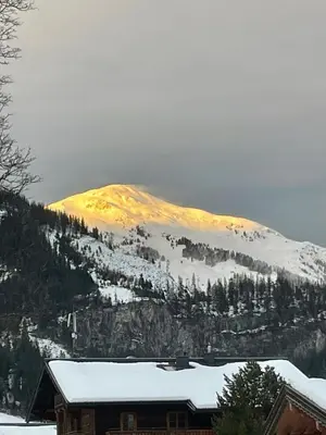 Ein allgemeiner Bergblick oder ein Berglick von des Ferienhauses aus