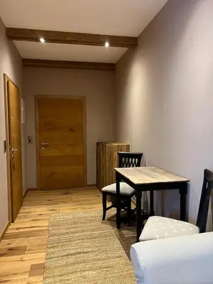 Ein Sitzbereich in der Unterkunft Zimmer in Kirchberg in Tirol