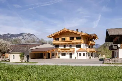 Ein allgemeiner Bergblick oder ein Berglick von des Bauernhofs aus