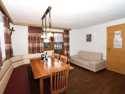 Ein Sitzbereich in der Unterkunft Apartment Höllwarth