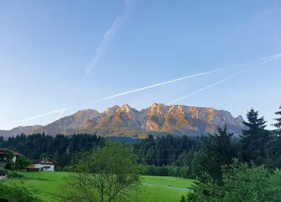 Ein allgemeiner Bergblick oder ein Berglick von der Ferienwohnung aus