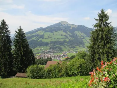 Ein allgemeiner Bergblick oder ein Berglick von der Pension aus