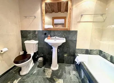 Ein Badezimmer in der Unterkunft Mountain Suites by Belle-Stay