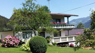 Ein allgemeiner Bergblick oder ein Berglick von der Ferienwohnung aus