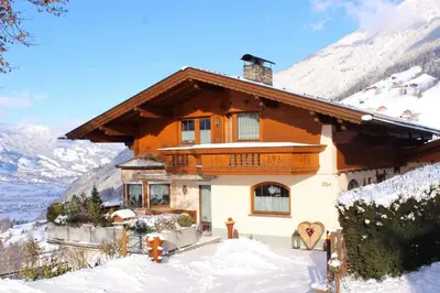 Ein allgemeiner Bergblick oder ein Berglick von der Ferienwohnung aus
