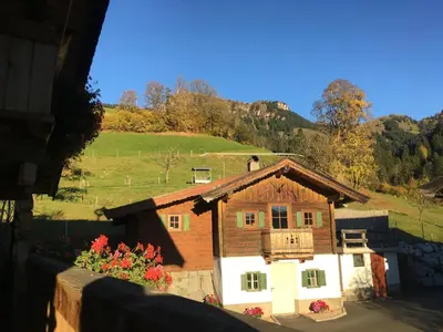 Ein allgemeiner Bergblick oder ein Berglick von des Bauernhofs aus