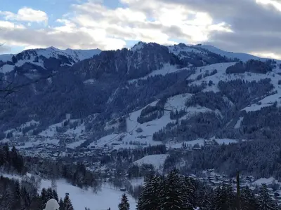 Ein allgemeiner Bergblick oder ein Berglick von des Bauernhofs aus
