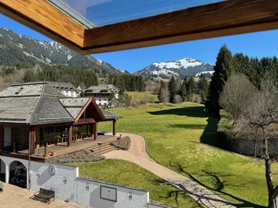 Ein allgemeiner Bergblick oder ein Berglick von des Ferienhauses aus