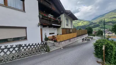 Ein allgemeiner Bergblick oder ein Berglick von des Ferienhauses aus