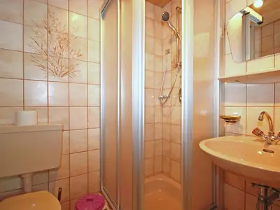 Ein Badezimmer in der Unterkunft Apartment Untererhof-3 by Interhome