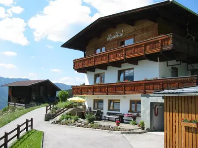 Ein allgemeiner Bergblick oder ein Berglick von der Ferienwohnung aus