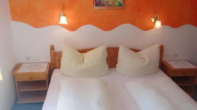 Ein Bett oder Betten in einem Zimmer der Unterkunft Haus Emberger