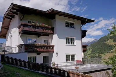 Ein allgemeiner Bergblick oder ein Berglick von der Ferienwohnung aus
