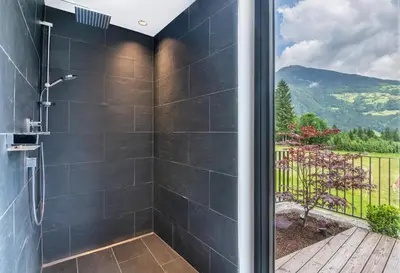 Ein allgemeiner Bergblick oder ein Berglick von des Chalets aus