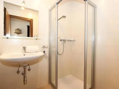 Ein Badezimmer in der Unterkunft Apartment Römerhof-6 by Interhome