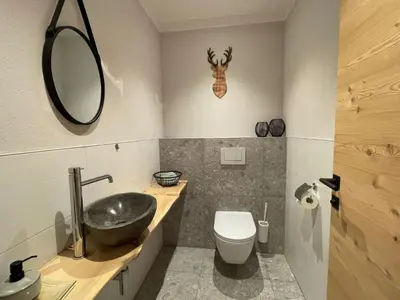 Ein Badezimmer in der Unterkunft Apartment Chalet Holzerjuwel by Interhome