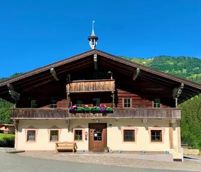 Ein allgemeiner Bergblick oder ein Berglick von der Pension aus