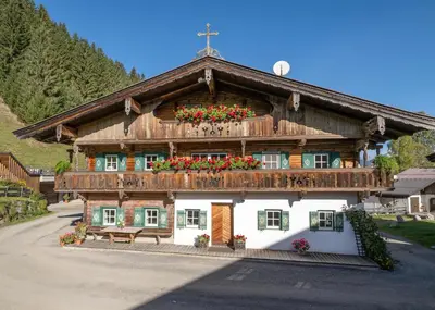 Das Gebäude in dem sich der Bauernhof befindet
