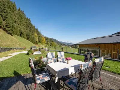 Ein allgemeiner Bergblick oder ein Berglick von des Bauernhofs aus