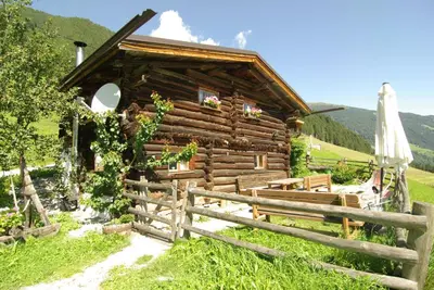 Ein allgemeiner Bergblick oder ein Berglick von des Ferienhauses aus
